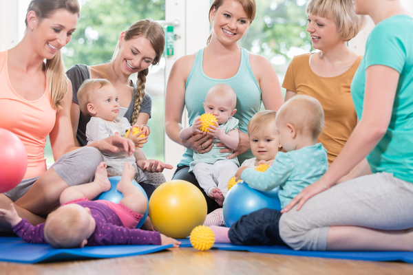 Eltern und Kleinkinder sitzen zusammen
